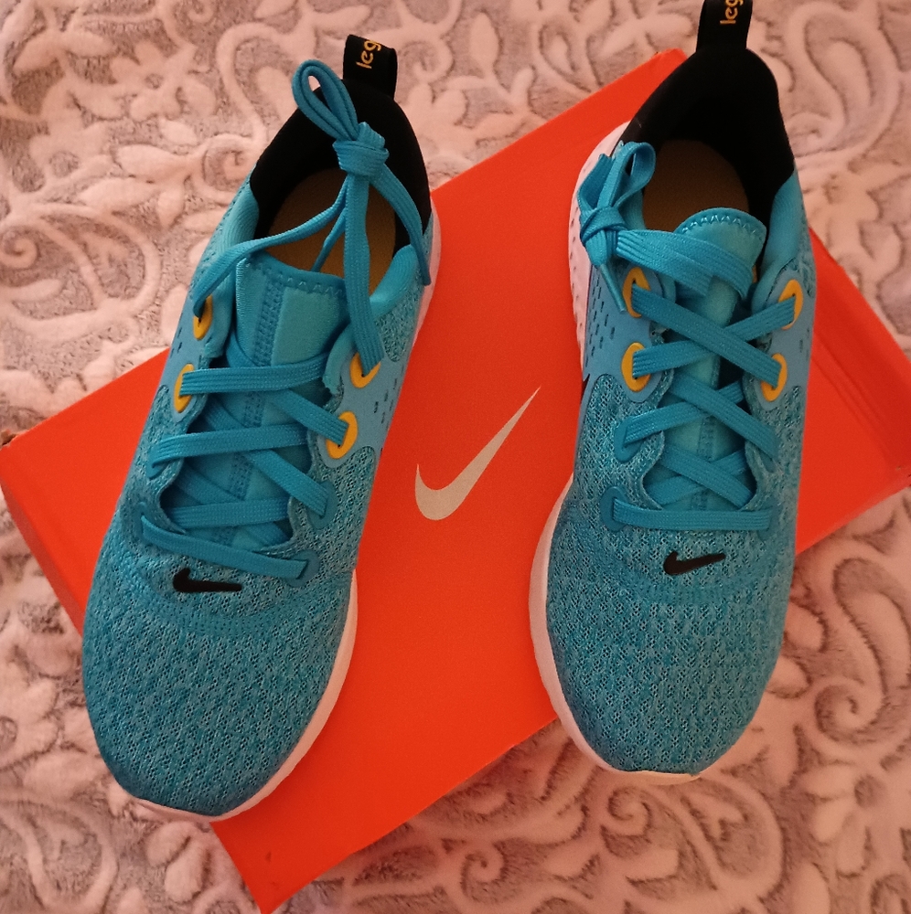 NIB Nike Legend React GS